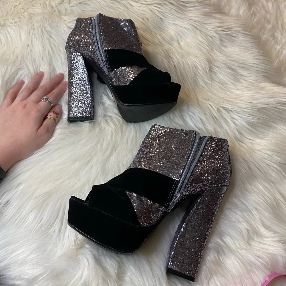 Charlotte Russe size 6 black & silver new year’s heels